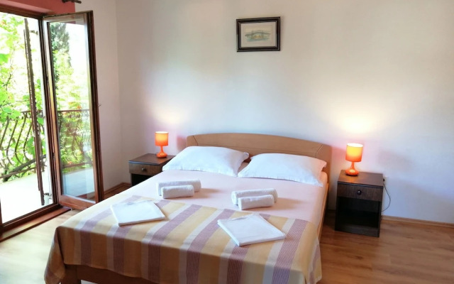 Apartments and Room Caric