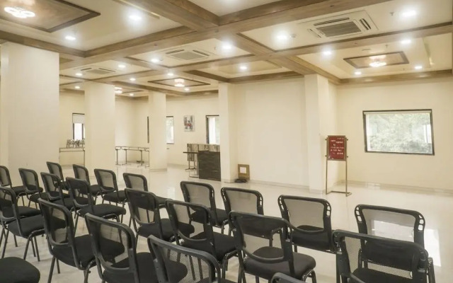 Super Townhouse OAK Regal Inn Near Sant Tukaram Nagar Metro Station