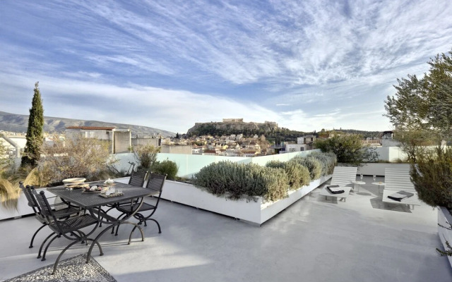 Alto Psyrri Penthouse by K&K