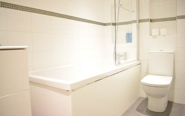 Stylish 2 Bedroom Apartment With Terrace