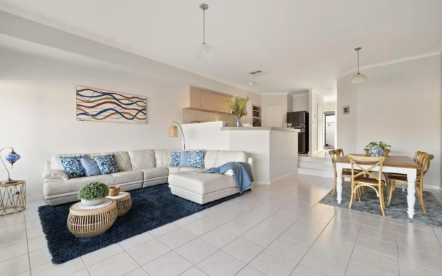 Canal Home -Close to Beach and City Centre