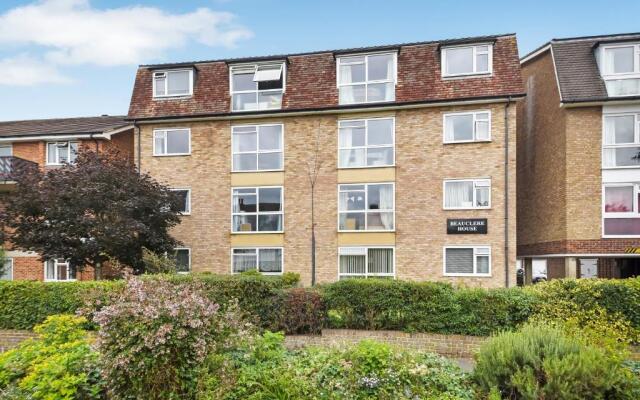 Surbiton modern 2 bedroom flat with parking