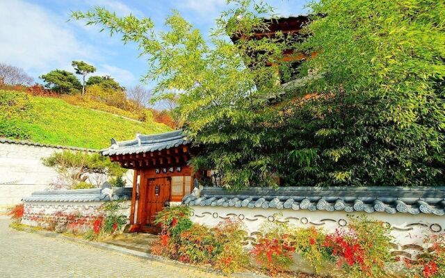 Jeonju Gwigeoraesa Hanok Stay