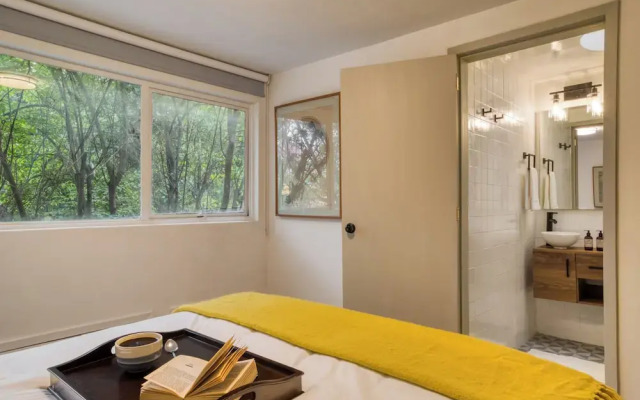 Comfy Apartment with Leafy Views by Tasman