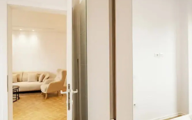Tirent Apartment-Modern 1-Bedroom Stay Near Liqeni i Thatë