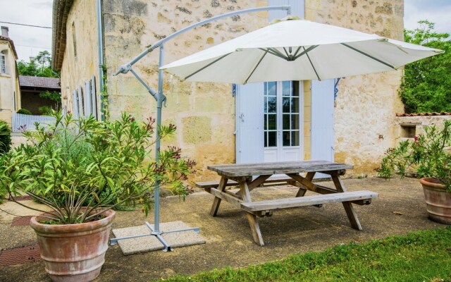 Beautiful Stone House with Private Pool Close To Saint-Émilion