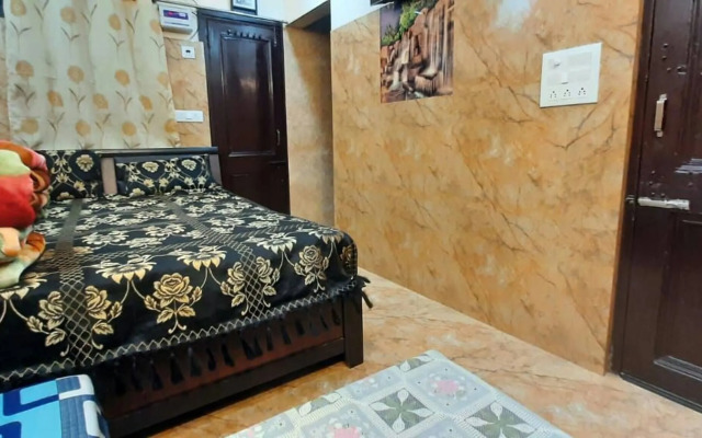 Room in Guest Room - Aggarwal Guest House In Cream Location 92,121,74700