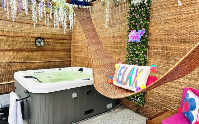 Luxurious Villa With Private Pool, Hot Tub and Bar