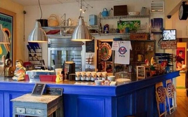 Metro Hotel and Cafe