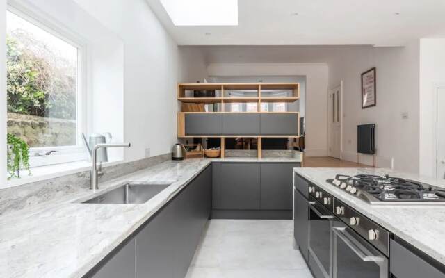 Brand New Luxurious 5 Bedroom Townhouse