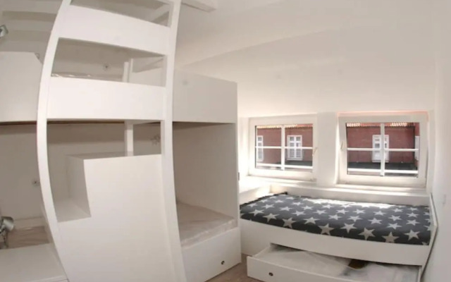 House Flora, Golden Knoepke