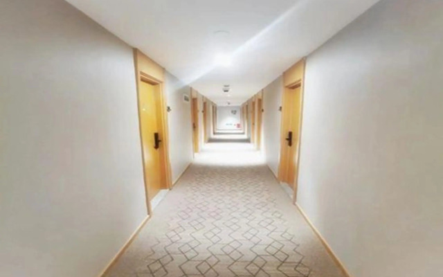 Ouli Business Hotel (Shanghai Luohe Hongmei Road Subway Station)