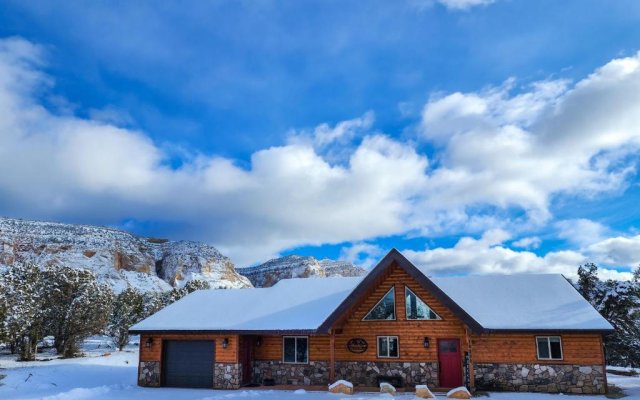 Skyfall Cabin. Stunning views, Hot Tub, minutes from Zion