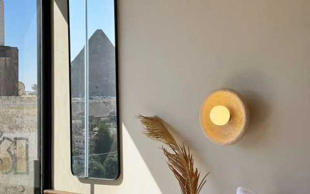 The 2 BDR Pyramids Vista w/ Bathtub