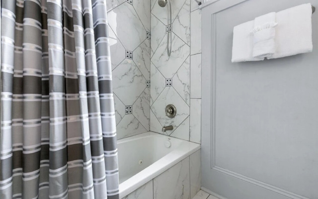 Hosteeva 2BR Steps to St. Charles Ave