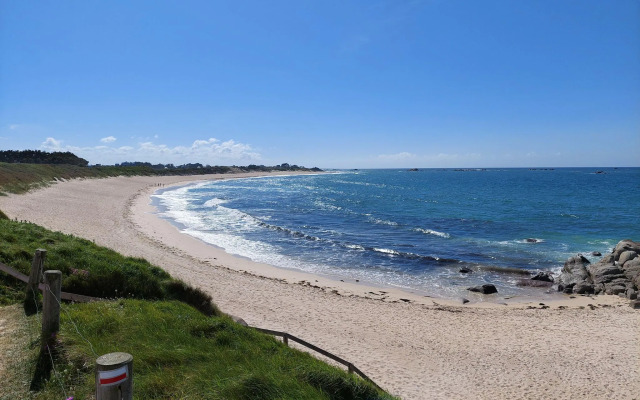 Semi-detached house with sea views, Cléder