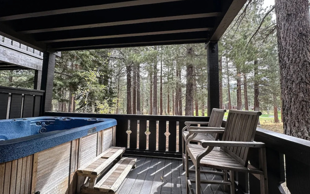 Timbers 6 Updated and Pet-Friendly, Private Jacuzzi, Private Garage by RedAwning