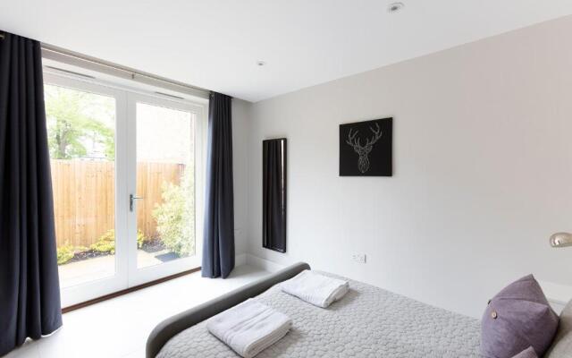 Immaculate Central Windsor Town House