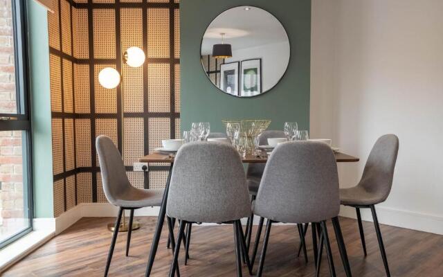 Luxe 3BR Great Central Apartment City View Near Sheffield