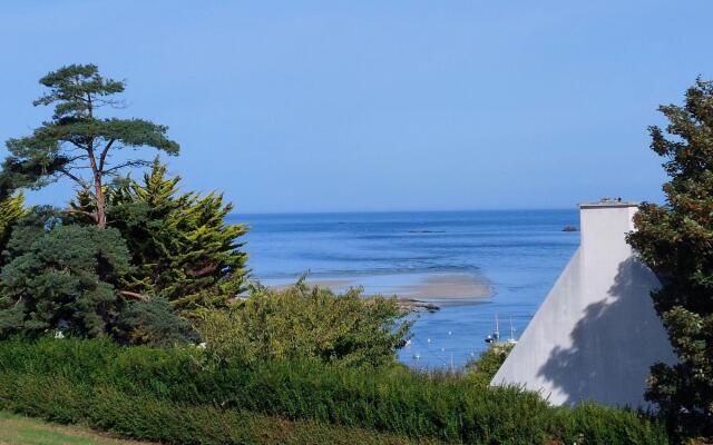 Breton holiday home in a quiet location near the beach