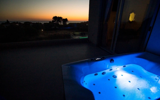 IO Luxury Pool & Hot Tub Suites