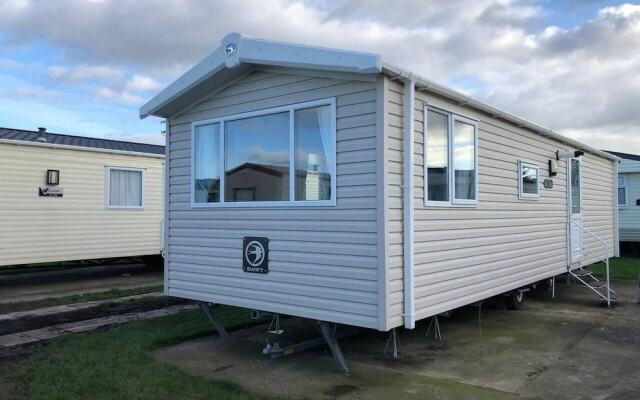 Lovely 2-bed Static Caravan in Rhyl