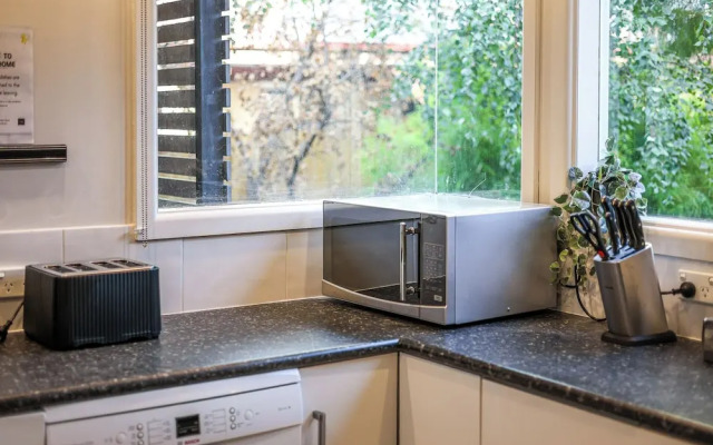 StayAU Gorgeous 5BR BBQ Home Geelong