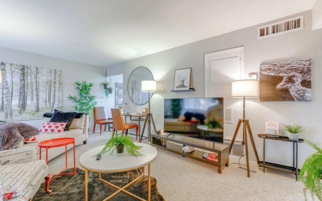 Walk to Conveniences: Tempe Condo w/ Pool!
