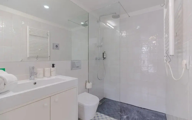 Modern Studio in Porto With Balcony