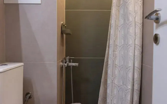New Cozy Apt with Balcony close to Metro
