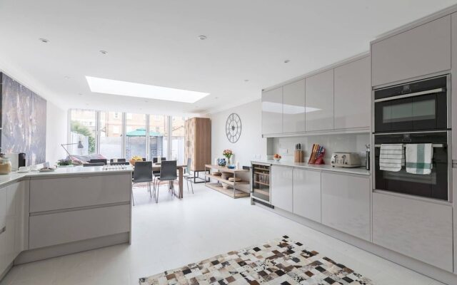 Gorgeous 5BR home with garden and parking in Battersea