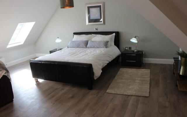 Lakeside Studio 2 Loft Apartment