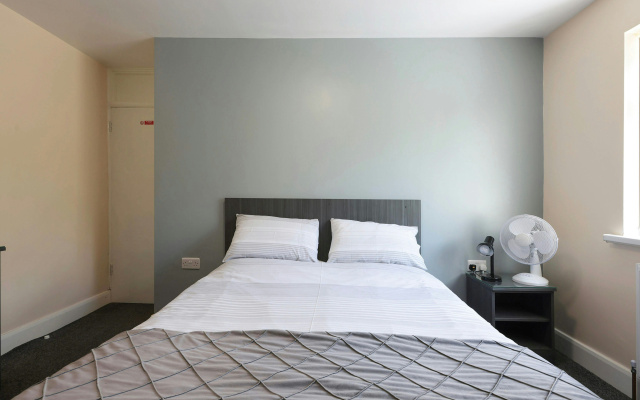 OYO Honeycroft Lodge, Uxbridge