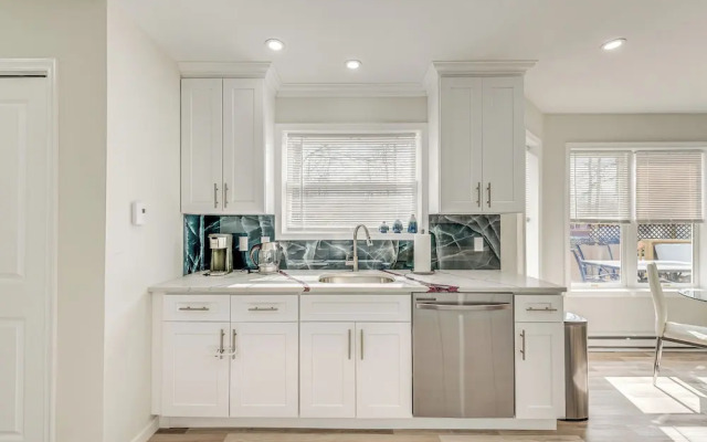 Chic Coolbaugh Township Getaway w/ Hot Tub!