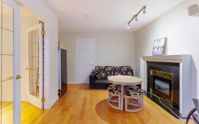 Convenient to Attractions & Close To Airport