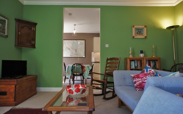 Fantastic 2 Bedroom, Spacious and Great Location!