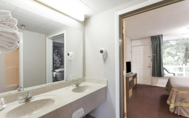 Motel 6 Enfield, CT - Hartford