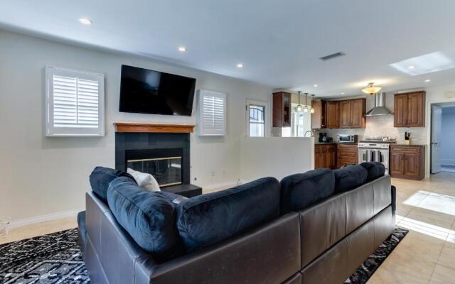 4 Bedroom West Hills Charmer with Pool and Jacuzzi