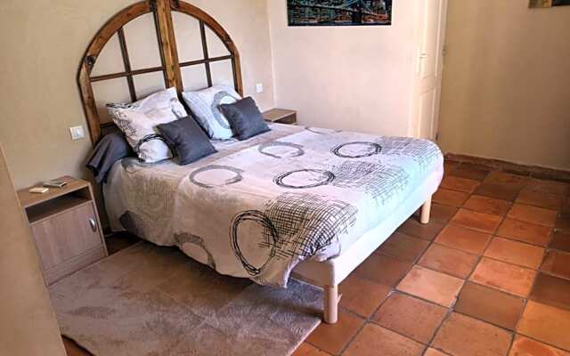 Chambres tomate, dans maison avec petit escalier et Stanna, à 6km du festival de piano de la roque d'anthéron