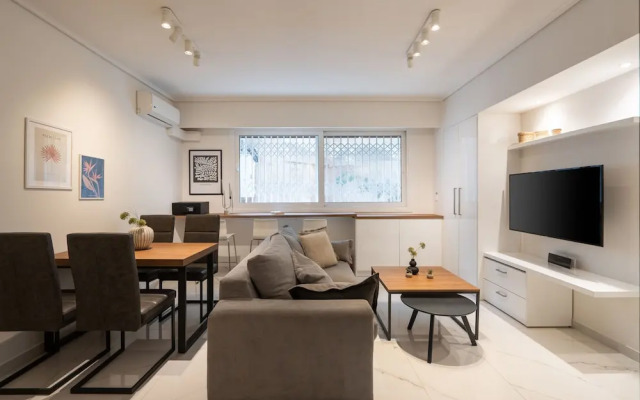 Kolonaki Chic Minimalist Studio-Athens