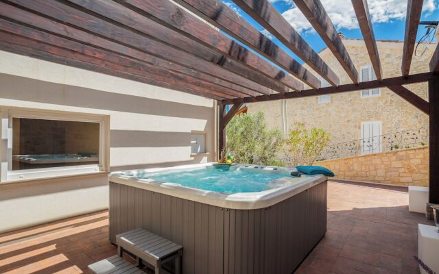 Luxury at Villa Cama - Your Dream Vacation Rental!