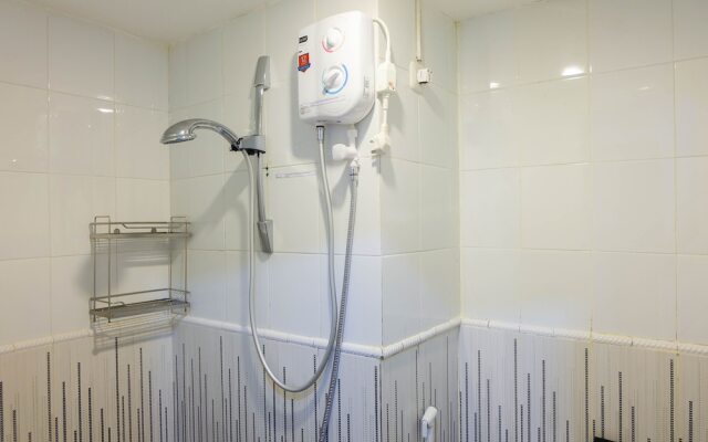 Modern and Comfy 2BR Green Pramuka Apartment
