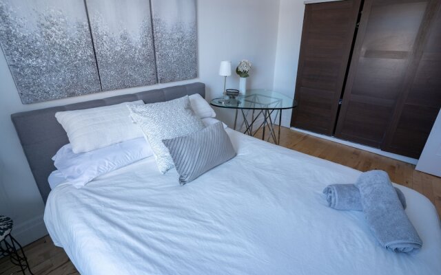 SUPERB 1 Bed Apt. Steps Away From Metro