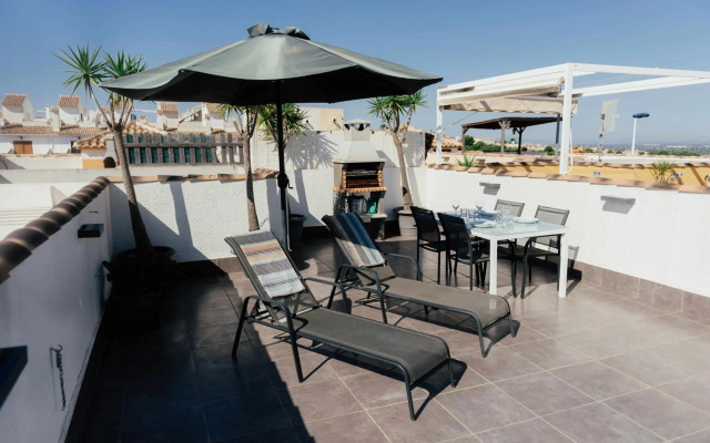 Stunning 2 bedroom apartment with Pool View