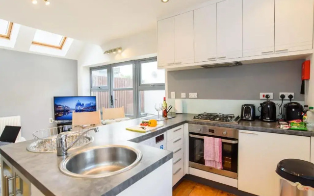 City Retreat, 2 Bed House with Cloudstream Hot Tub