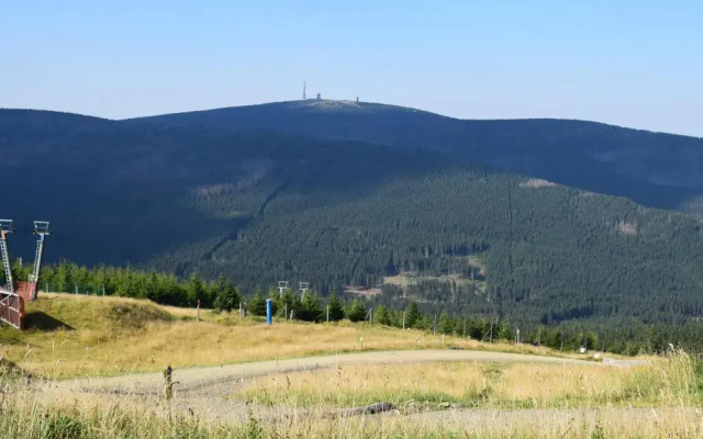 Wurmberg Hexe mit Blick auf den Wurmberg