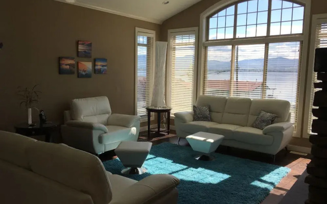 Luxury Lakefront Rooms