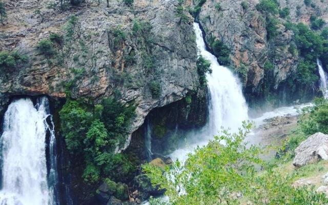 Kapuzbaşı Şelalesi Baştürk dinlenme tesisleri