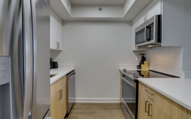 Modern & Charming Apt With Rooftop