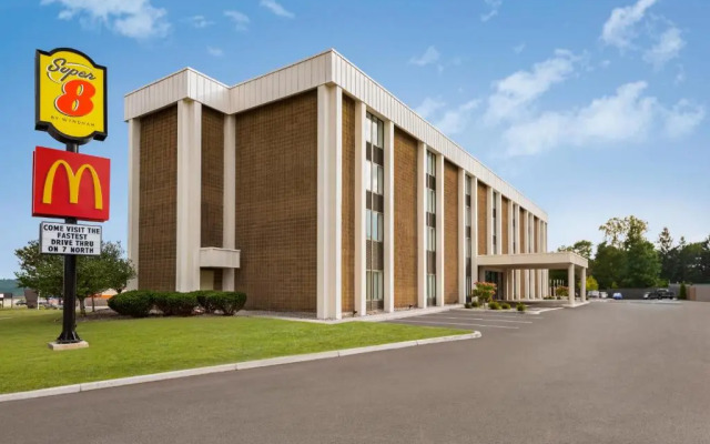 Super 8 Liverpool/ Syracuse Area